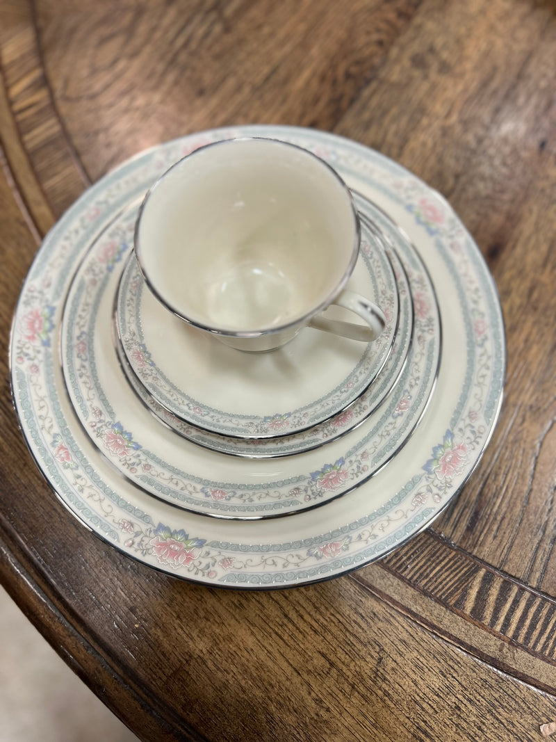 Lenox Size 40 Pieces China