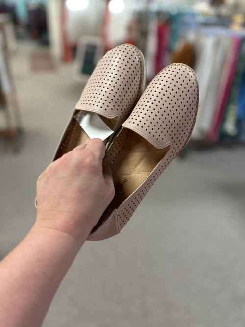 Adrienne Vitadini Size 8.5 Wedge