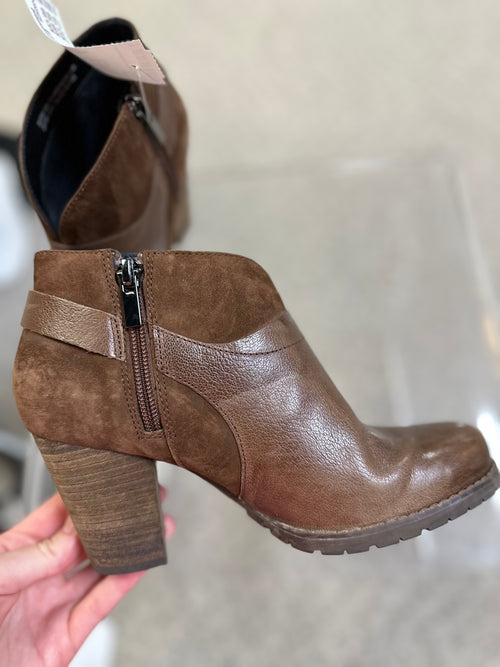 Clarks Size 6.5 Booties