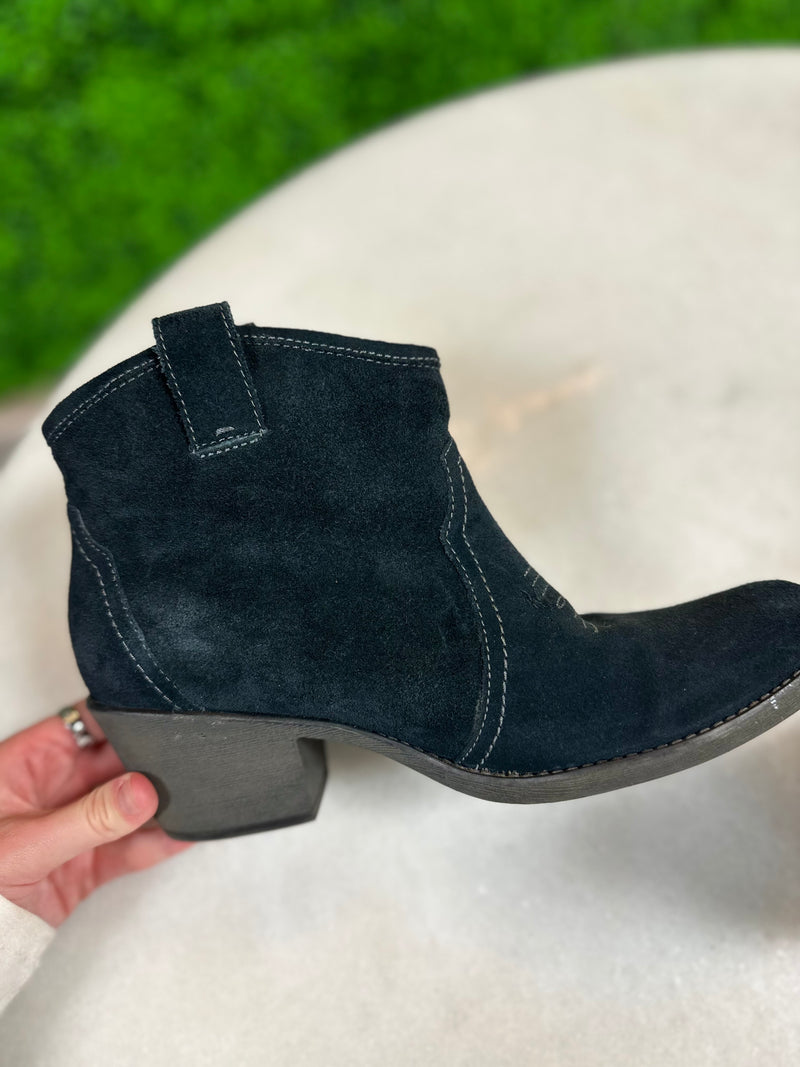 Clarks Size 8.5 Booties