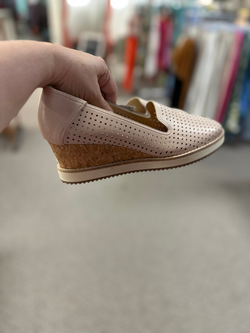 Adrienne Vitadini Size 8.5 Wedge
