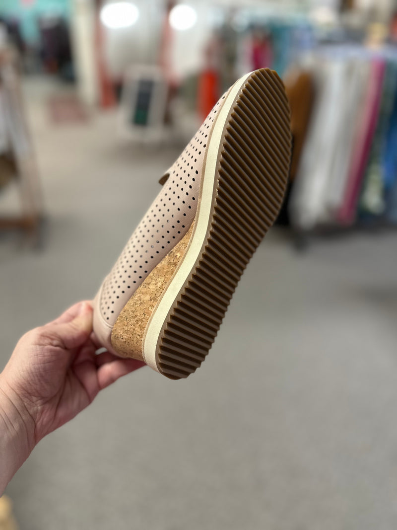 Adrienne Vitadini Size 8.5 Wedge